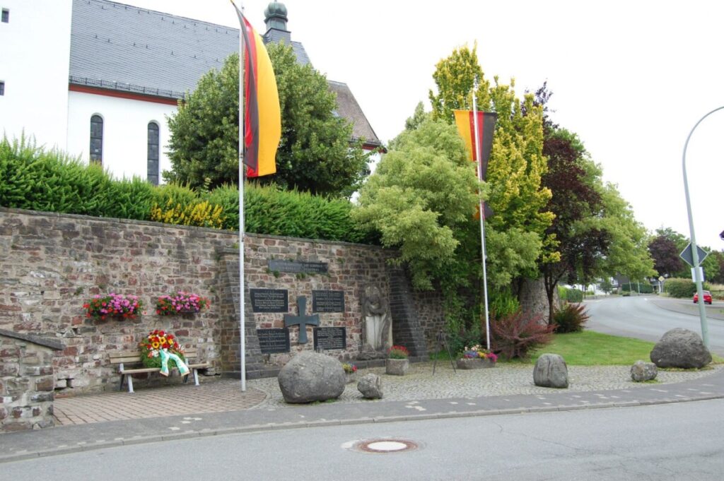 Ehrenmahl an der Pfarrkirche im Jahr 2016